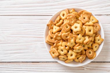 kahve ile bisküvi kraker