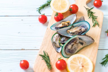 ahşap tahta üzerinde taze midye