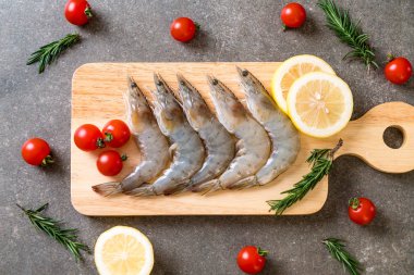 Tahtada çiğ karides ya da karides.