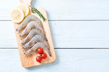 Tahtada çiğ karides ya da karides.