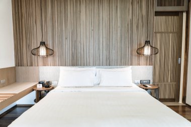 Yatak Dekorasyon otel yatak odasında rahat yastık