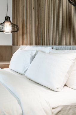 Yatak Dekorasyon otel yatak odasında rahat yastık