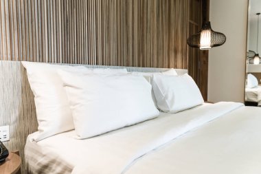 Yatak Dekorasyon otel yatak odasında rahat yastık