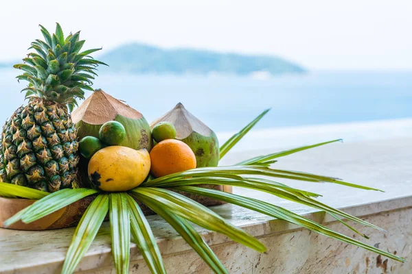 Tropische vruchten mengen met de achtergrond van de zee — Stockfoto