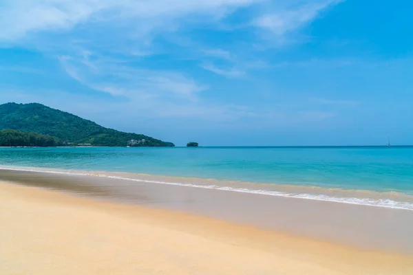Belle plage tropicale et mer au paradis île — Photo