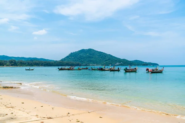 Hermosa playa tropical y el mar en la isla del paraíso — Foto de Stock