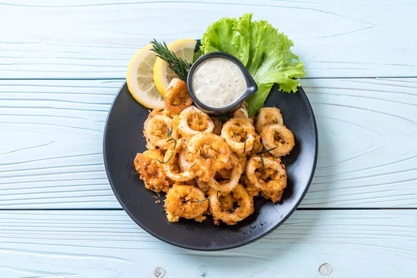 Kızarmış squids ve soslu ahtapot (kalamar)