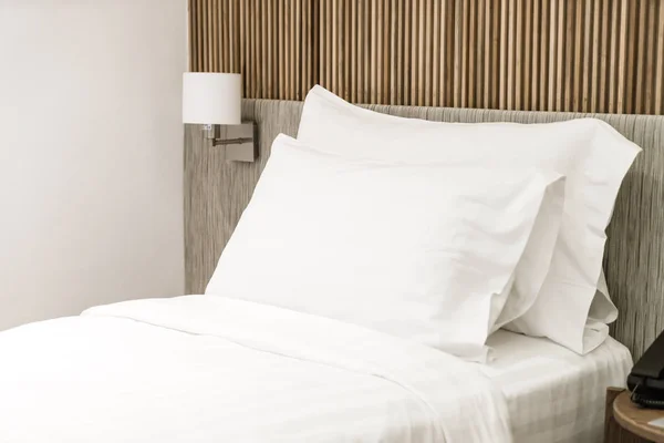 Cómoda almohada en la decoración de la cama en el dormitorio del hotel —  Fotos de Stock
