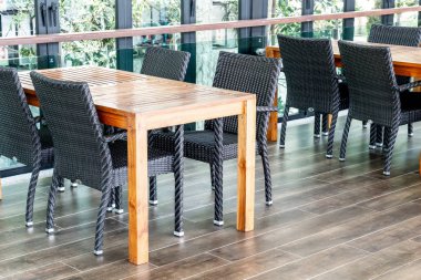 Boş masa ve sandalye