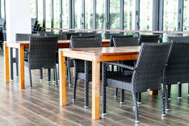 Boş masa ve sandalye