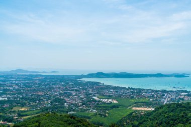 Phuket şehir manzarası ile deniz plaj 