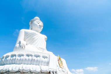 Beyaz mermer Big Buddha mavi gökyüzü ile