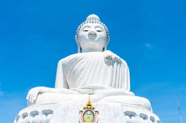 Beyaz mermer Big Buddha mavi gökyüzü ile