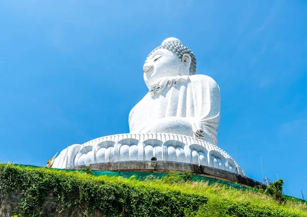 Wit marmer Big Buddha met blauwe lucht — Stockfoto