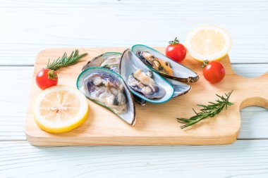 ahşap tahta üzerinde taze midye