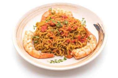 domates sosu ve karides ile sebze erişte