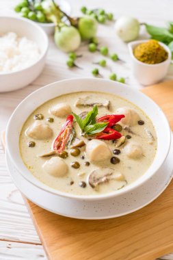 Balık topu ile yeşil köri