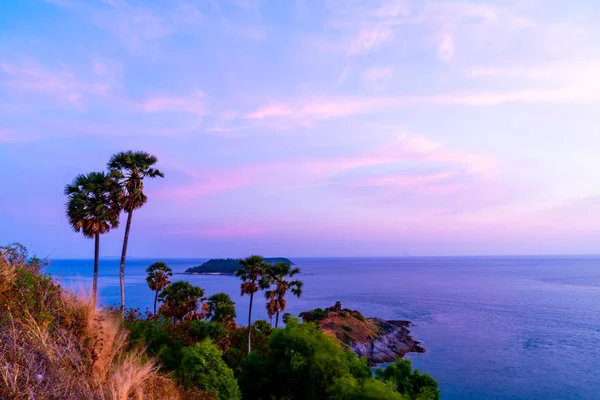 Phromthep Cabo mirador con hermoso atardecer crepúsculo cielo en P — Foto de Stock