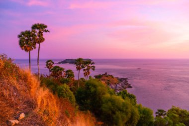 Phromthep Cape bakış açısıyla güzel günbatımı alacakaranlık gökyüzü p