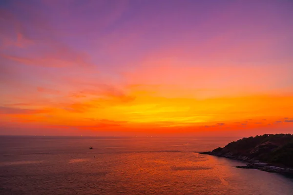 Beau coucher de soleil crépusculaire ciel avec mer et océan — Photo