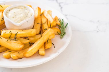 Soslu patates kızartması.