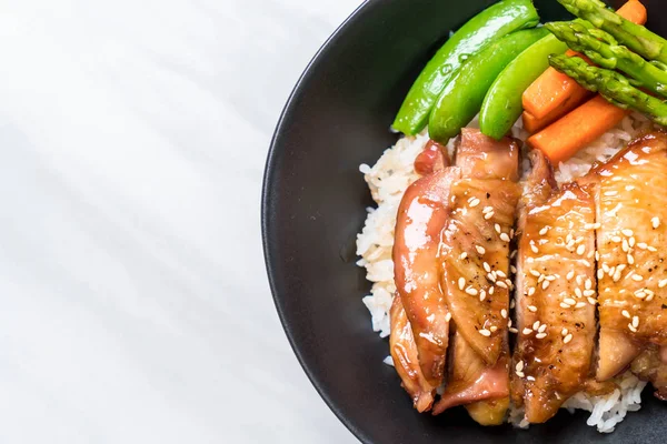 Теріякі курячий рисовий посуд — стокове фото