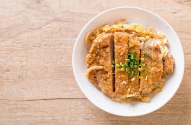 Kızarmış domuz pirzola tabağı (Katsudon)