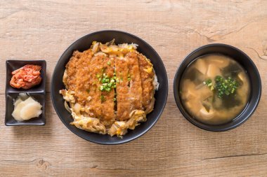 Kızarmış domuz pirzola tabağı (Katsudon)