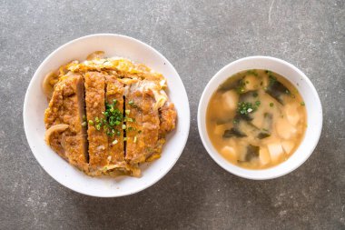 Kızarmış domuz pirzola tabağı (Katsudon)