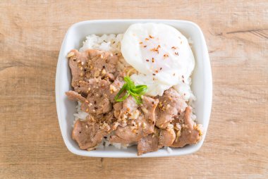 yumurta ile tepesinde pirinç Sarımsak soslu tavada kızartılmış domuz eti