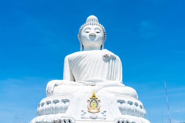 Beyaz mermer Big Buddha mavi gökyüzü ile