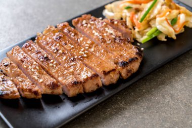 sebze ile dilimlenmiş domuz biftek ızgara 