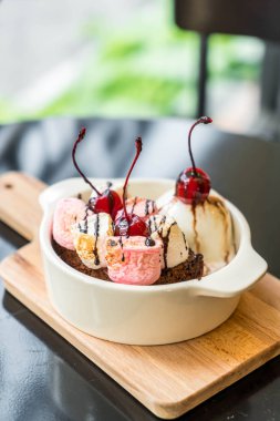 pişmiş hatmi ve dondurma ile çikolatalı kek