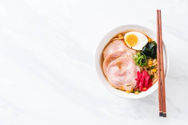 Baharatlı miso udon ramen noodle domuz eti ile