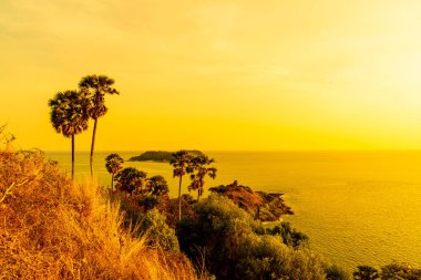Phromthep Cape bakış açısıyla güzel günbatımı alacakaranlık gökyüzü p
