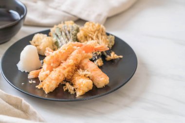 sebzeli karides tempura (hırpalanmış kızarmış karides)