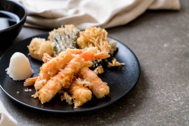 sebzeli karides tempura (hırpalanmış kızarmış karides)