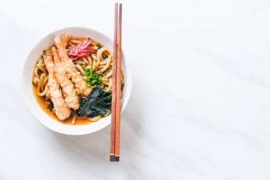 Udon ramen noodle ile karides tempura 