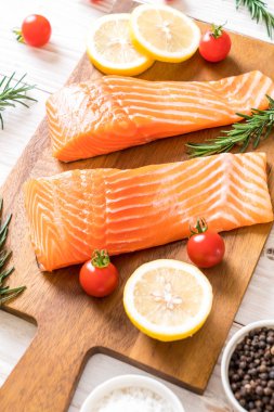 Limon domates Biberiye Biber ve tuz ile Çiğ somon fileto 