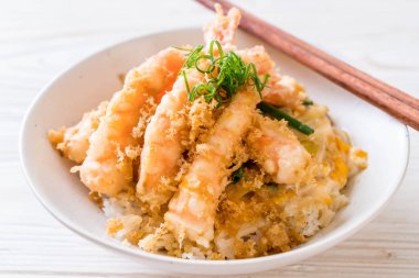 kızarmış karides tempura üzerinde pirinç kase tepesinde