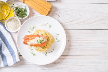 Kızarmış som balığı spagetti