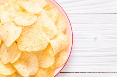 patates cipsi plaka üzerinde