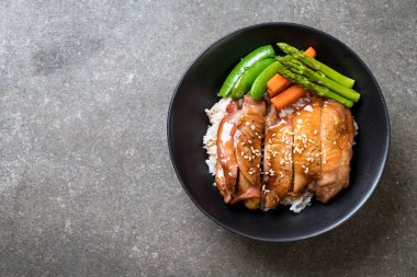 Teriyaki tavuk pilav kasesi