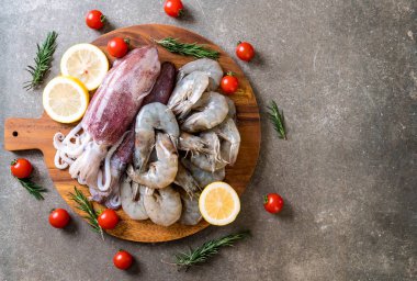taze deniz ürünleri ham (karides, mürekkep) ahşap tahta üzerinde 