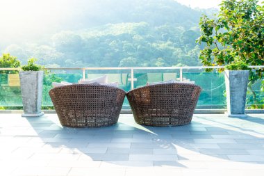 veranda sandalye ve masa deniz görünümü arka plan ile