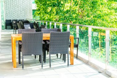 veranda sandalye ve masa deniz görünümü arka plan ile