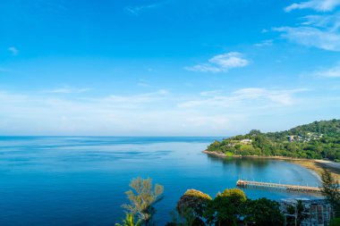 Güzel tropikal deniz ve plaj manzara ile havadan görünümü 