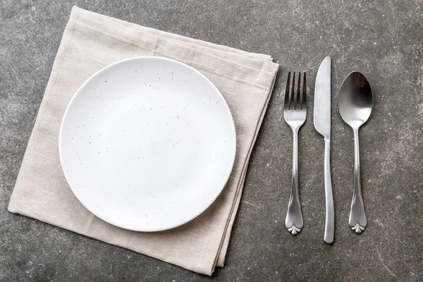 Tenedor de cuchara de plato vacío y cuchillo — Foto de Stock