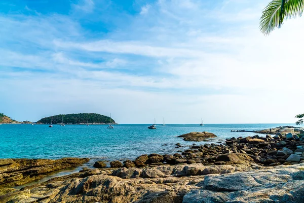 Bella spiaggia tropicale e mare — Foto Stock