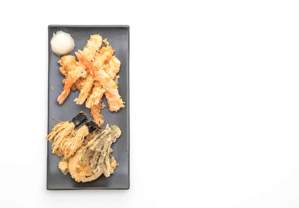 Garnalen tempura (gehavende gebakken garnalen) op witte achtergrond — Stockfoto